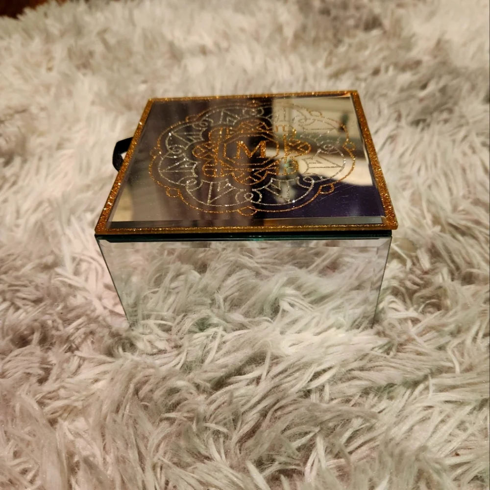 🍁 Cute little jewelry box - Picture 1 of 4